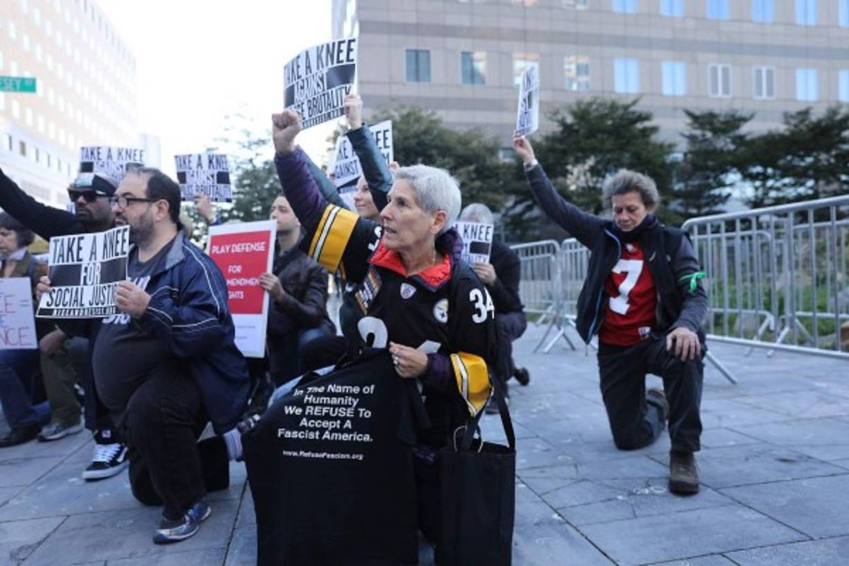 Decenas de personas protestaron en Nueva York arrodillándose contra el racismo.