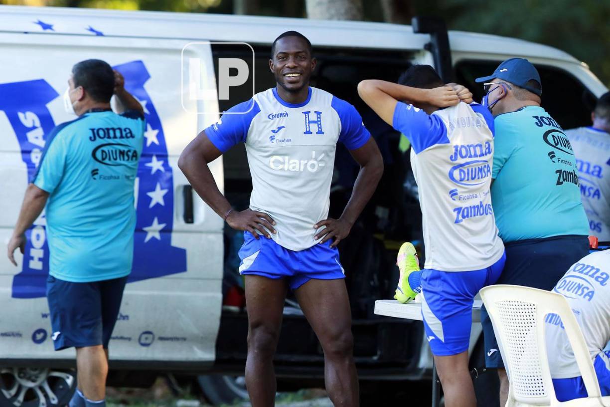 Maynor Figueroa, capitán de la “H”, muy sonriente antes del entrenamiento.
