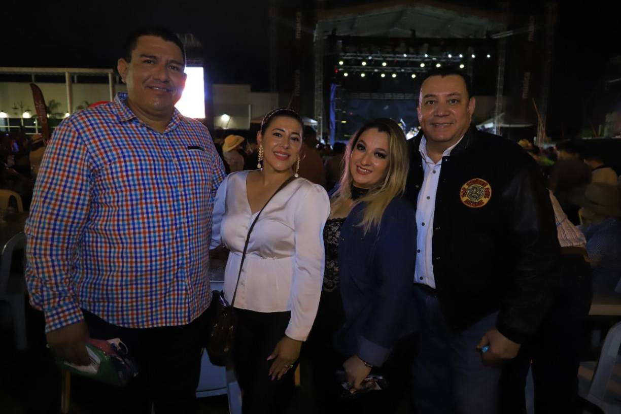 David Quezada y Saraí Soler con Claudia y Jimmy Tovar.