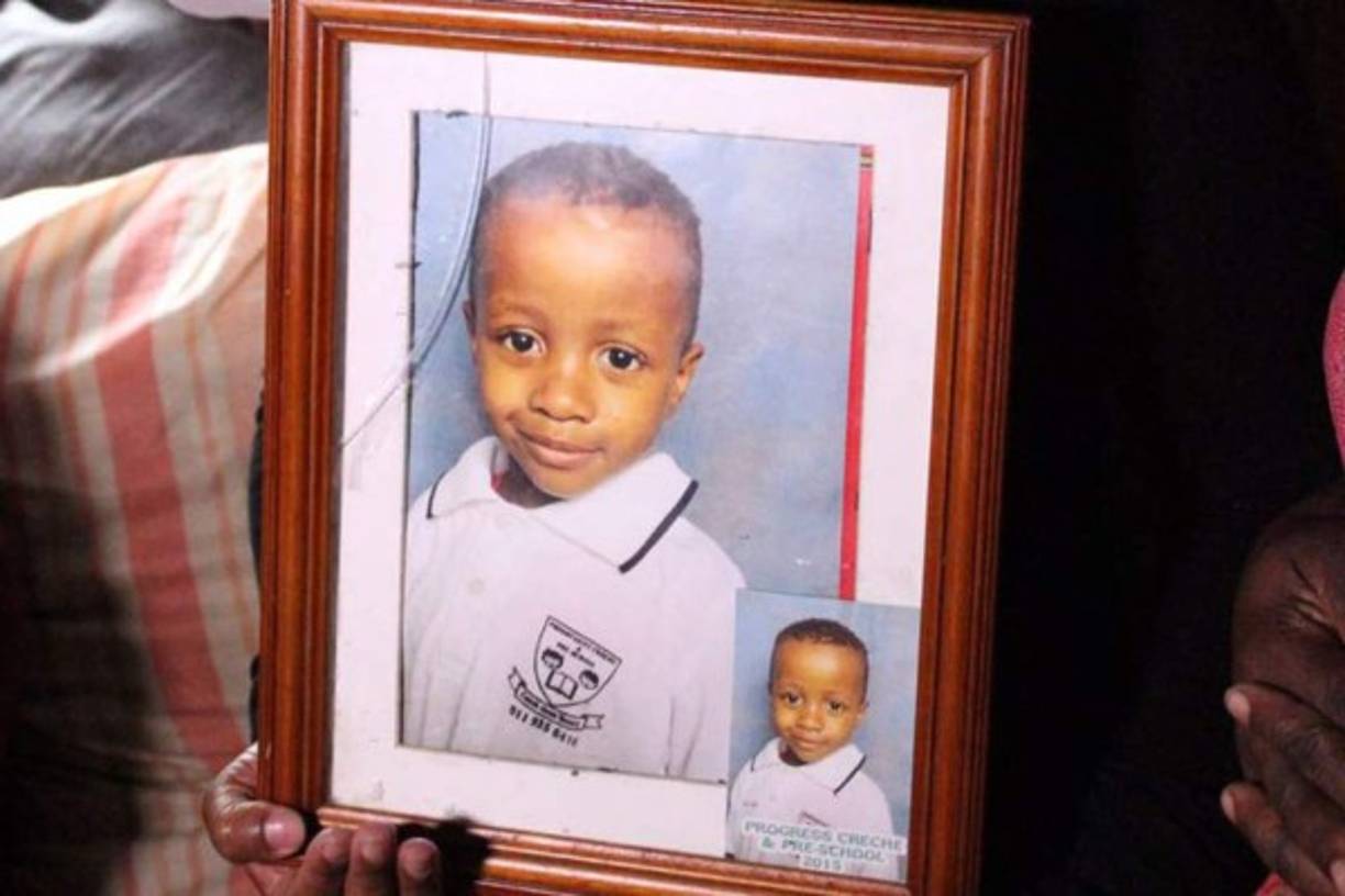 La indignación se apoderó de los habitantes de un suburbio sudafricano cuando se percataron del crimen que cometió un hombre para llevar a cabo un rito religioso: raptó y degolló a un niño para luego beber su sangre. El hecho ocurrió en el subirbio de Soweto, cercano a Johannesburgo, cuando un hombre de 21 años le cortó el cuello a Tinyiko Mongwe, un niño de cinco años, como parte de un ritual.<br/>