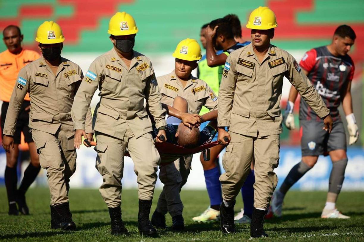 El delantero colombiano del Marathón, Edis Ibargüen, salió lesionado y en camilla en el minuto 14 del partido contra los Potros del Olancho FC.