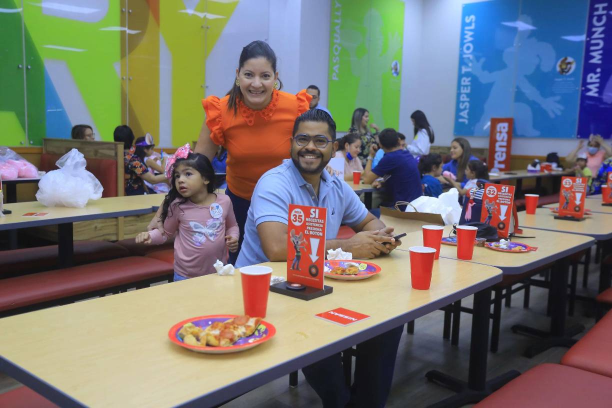Es por ello que en conmemoración al Día del Niño se vivió una experiencia única en familia, donde sus invitados Nissan se reunieron en el restaurante de pizza Chuck E Cheese´s a disfrutar de un momento ameno con los chiquitines del hogar.