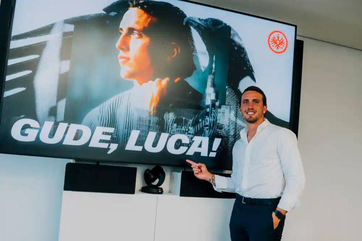 El Eintracht Frankfurt anunció la llegada del lateral italiano Luca Pellegrini, quien es el reemplazo de Filip Kostic, que curiosamente viene del nuevo destino del croata: la Juventus. El jugador de 23 años ocupará el carril izquierdo del vigente campeón de la Europa League.