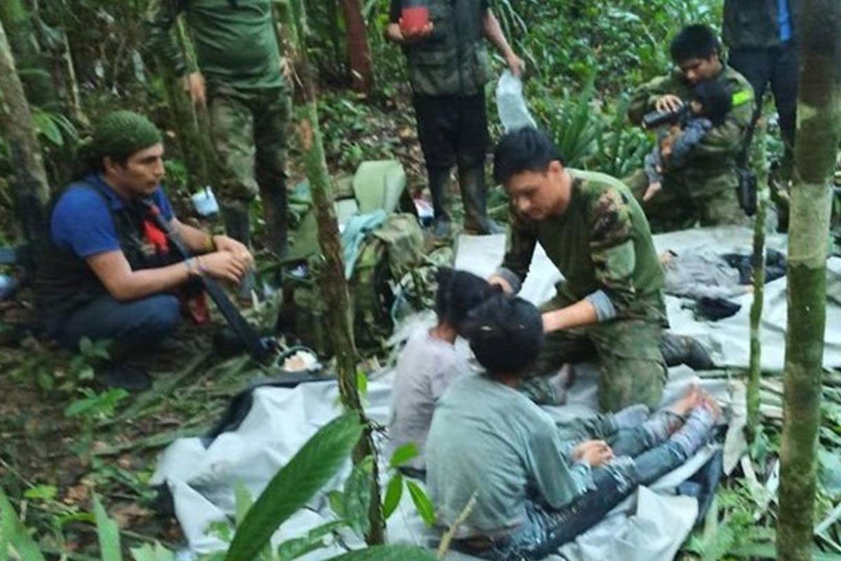 Los menores fueron hallados en un punto remoto entre los departamentos de Caquetá y Guaviare donde fueron buscados sin descanso durante semanas por unos 200 militares, entre ellos comandos de las Fuerzas Especiales del Ejército, e indígenas de la zona, todos integrados en la “Operación Esperanza”.