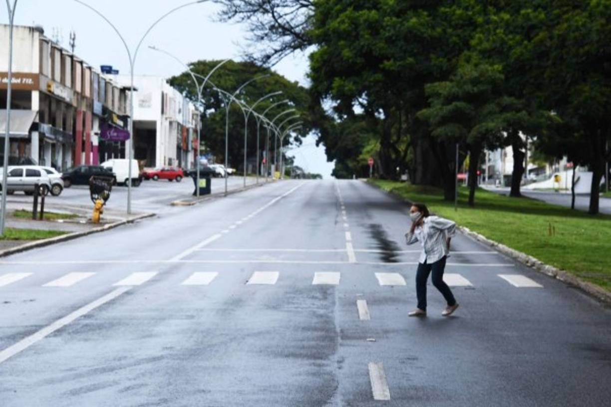 Detrás de este 'tsunami' de contagios que crece sin cesar desde noviembre hay varios factores, pero el que más inquieta a los científicos es la circulación sin freno de variantes del SARS-CoV-2 con mutaciones asociadas a un mayor poder de infección y que han obligado a las autoridades de Sao Paulo a decretar un nuevo confinamiento.