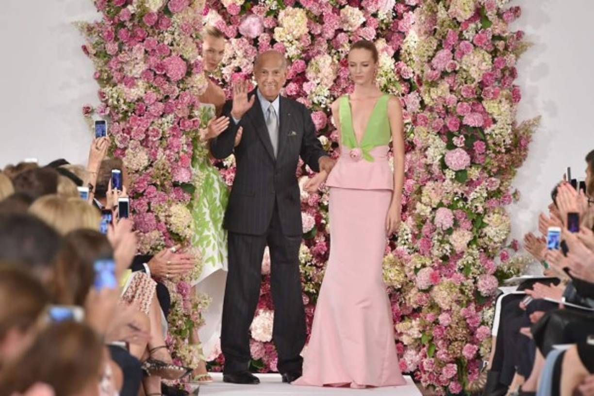 Hace apenas unos días, el pasado 4 de septiembre, Óscar de la Renta se subía por última vez a la pasarela. Se despedía entre flores y de la mano de Karlie Kloss y de Daria Strokous.
