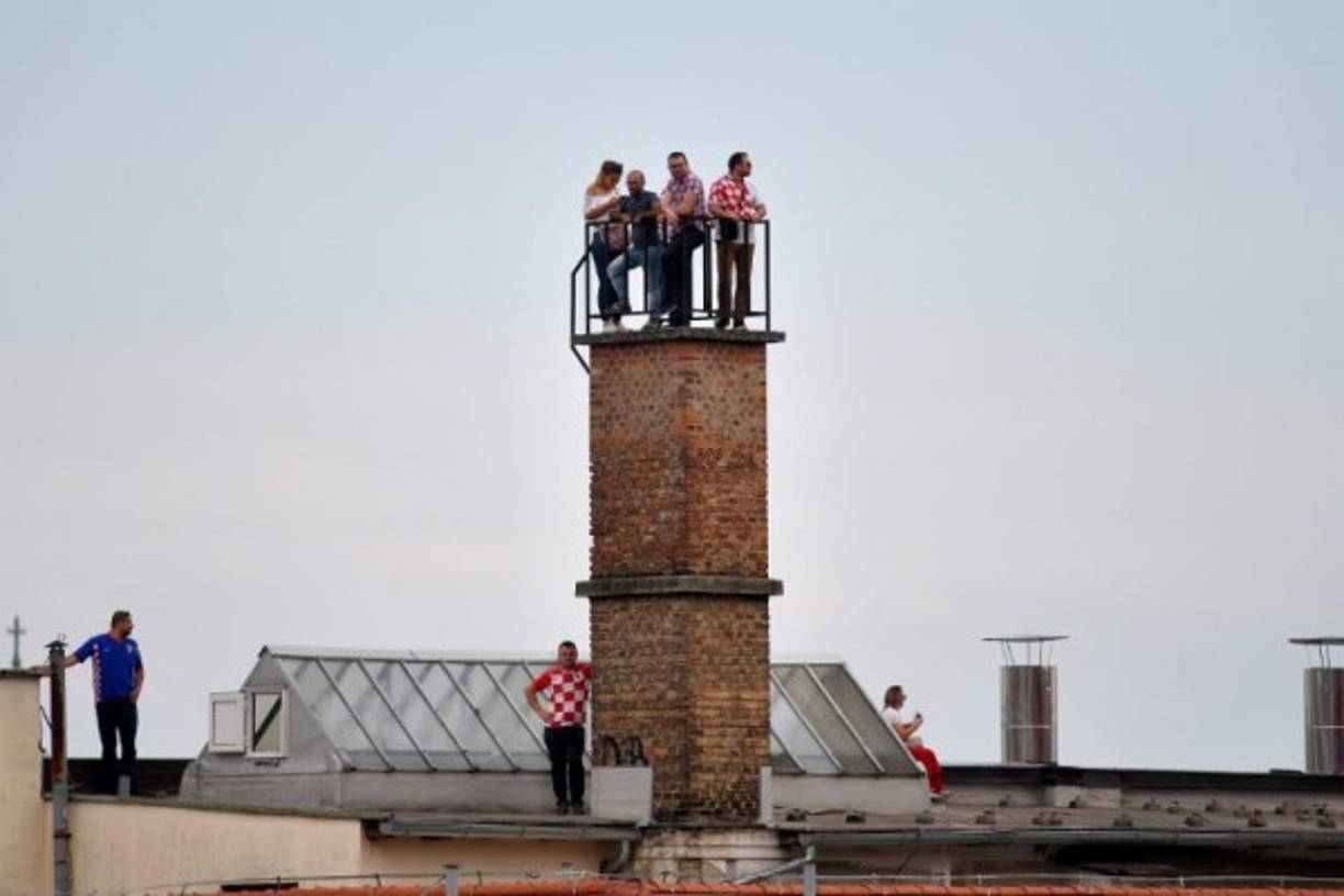 Los astros croatas saludaron a sus seguidores a lo largo del camino, subidos al autobús, envueltos en banderas y bufandas en los colores nacionales de croatas.<br/>