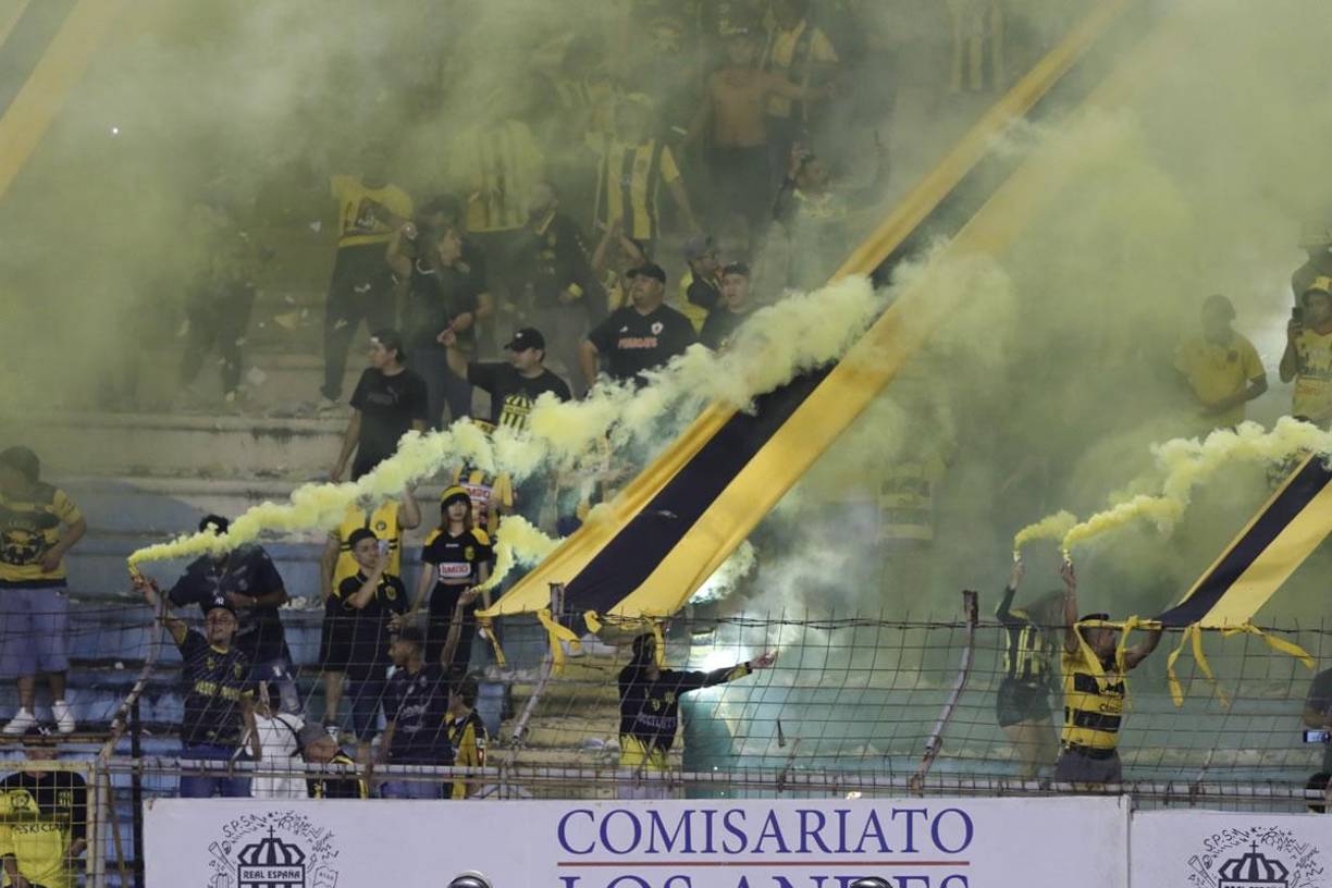 Los aficionados del Real España celebraron por fin un triunfo en el clásico sampedrano.