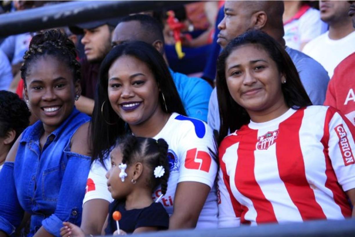 Aficionadas del Vida y Olimpia en el estadio Ceibeño.