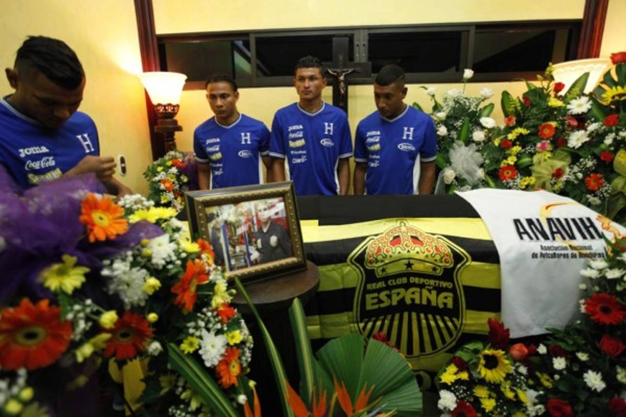 Los seleccionados nacionales del Real España, Mario Martínez, Carlos Sánchez, Edder Delgado y Bryan Acosta, llegaron a despedir a Mario Verdial.