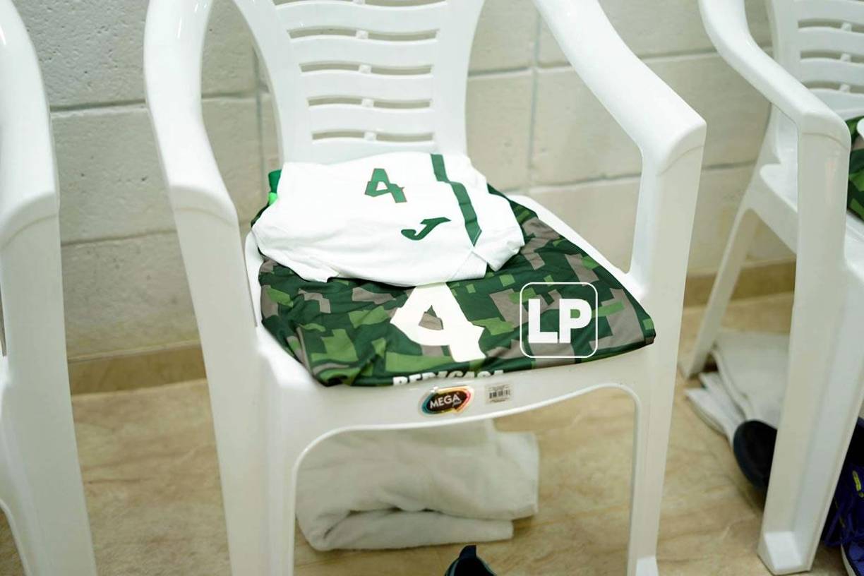 Francisco Martínez usa el dórsal 4 en su espalda.