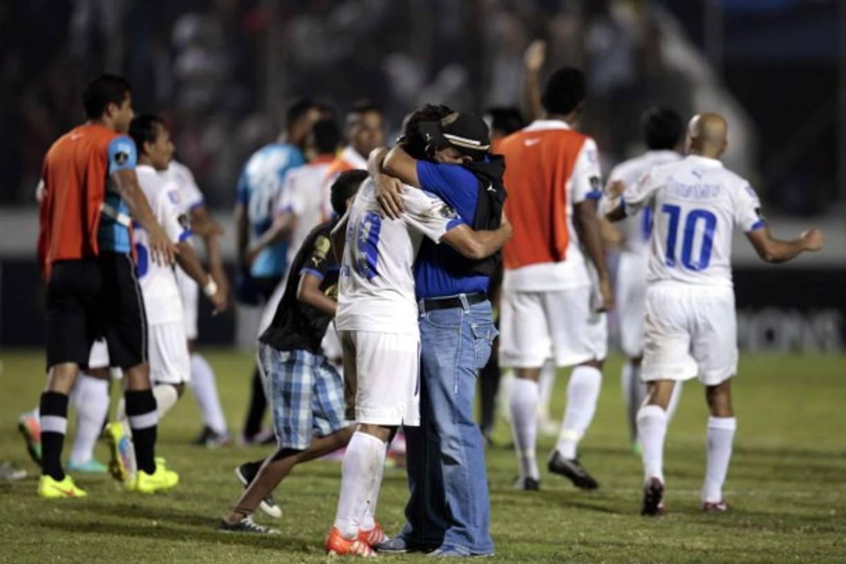 Jugadores del Olimpia celebrando la victoria y clasificación al final del partido.