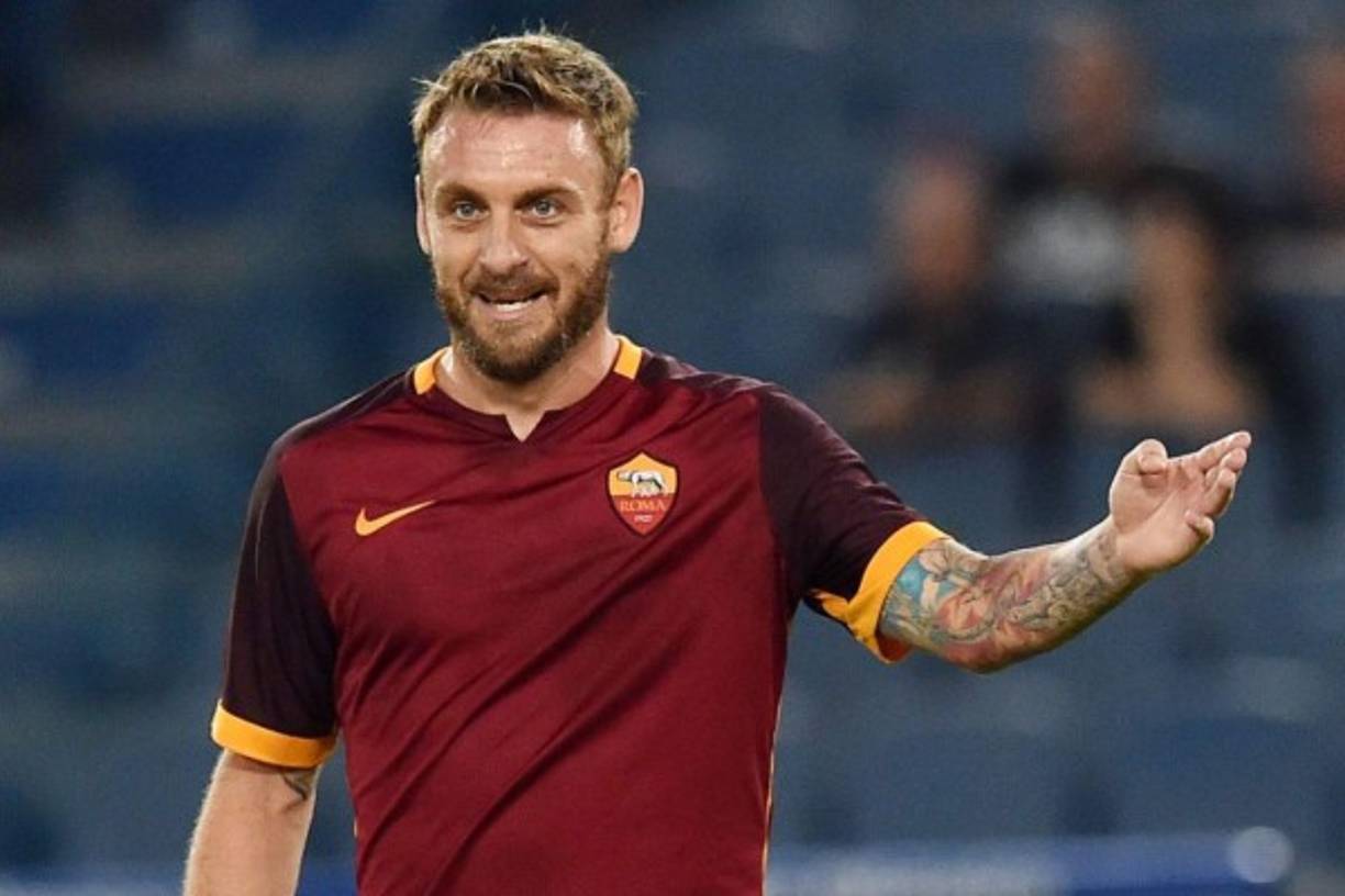 Daniele De Rossi y la Roma dispuestos a renovar. En junio de 2017, el jugador italiano acaba contrato, y desde La Gazzetta Dello Sport afirman que ambas partes quieren renovar por un período de 2 años más.