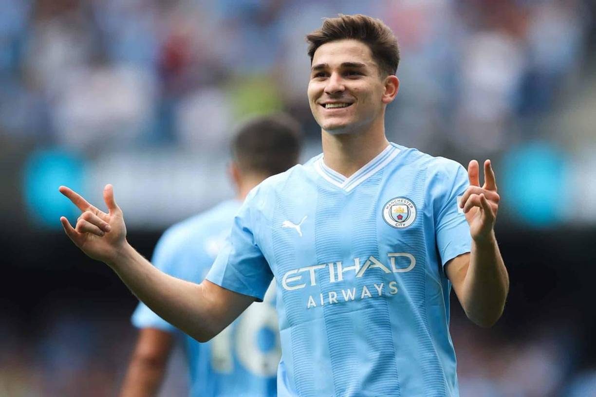 Julián Álvarez está pensando en salir del Manchester City en busca de minutos. El goleador argentino suena para llegar al Atlético de Madrid y también al PSG que busca el reemplazo de Mbappé. Arsenal y Manchester United son otros clubes interesados. El precio estimado del campeón del mundo es de 108 millones de dólares (100 millones de euros) y eso estarían dispuestos a pagar los interesados.