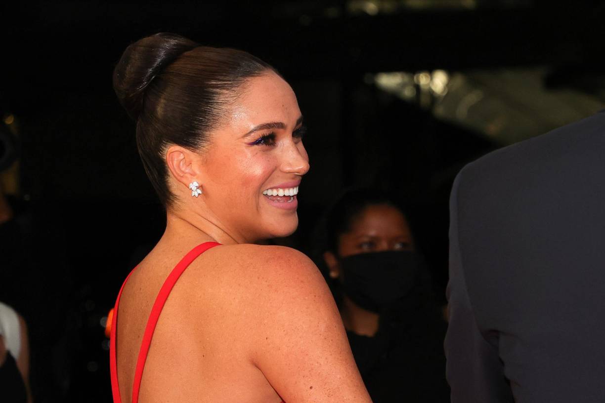 Meghan usó un vestido rojo de Carolina Herrera con cuello en V, diseñado para ella por el director creativo Wes Gordon como parte de la colección anterior al otoño de 2022. 