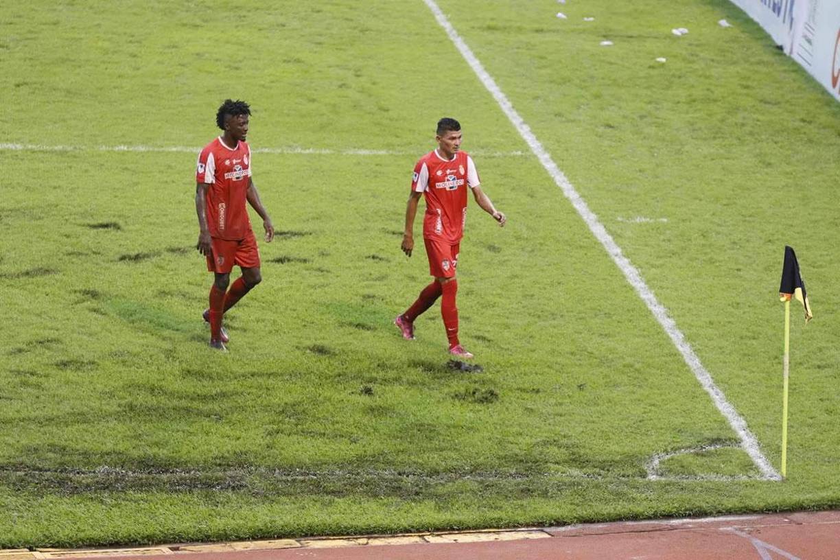 Jugadores de la Real Sociedad abandonando el campo al medio tiempo del partido y se puede ver claramente el estado de la cancha del Olímpico.