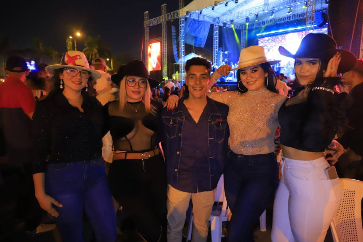 Los creadores de contenido digital: Yeimi Méndez, Clarissa del Cid, Moisés Enamorado, Karla Cervantes y María José Ramírez.