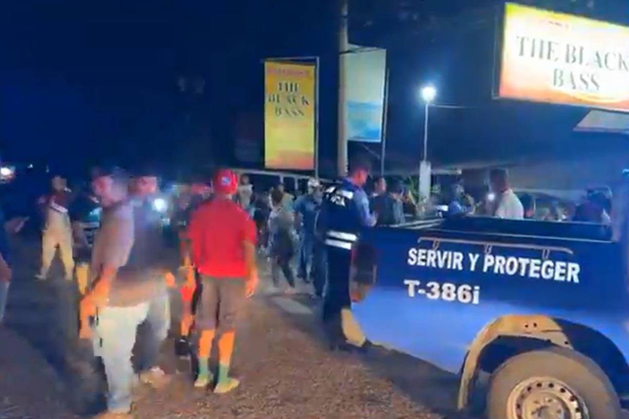 Una fuente del negocio que les daba el tour por el Lago de Yojoa dijo que todos los que iban en la lancha llevaban sus respectivos salvavidas.