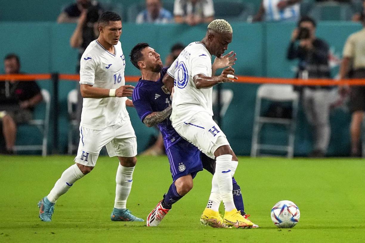 En un lance del juego, Messi recibió una dura entrada por parte de Deiby Flores, cerca estaba Héctor Castellanos.
