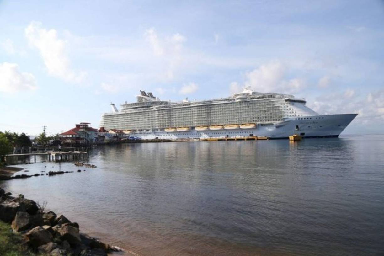 Conforme a cifras del año pasado proporcionadas por el Puerto de Roatan, se estima que cada barco que llega al puerto deja en promedio 230 mil dólares en el destino.