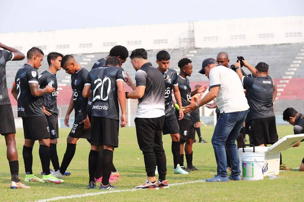 Mucho calor hizo en el estadio Ceibeño. Así se refrescaban los jugadores del Honduras Progreso.
