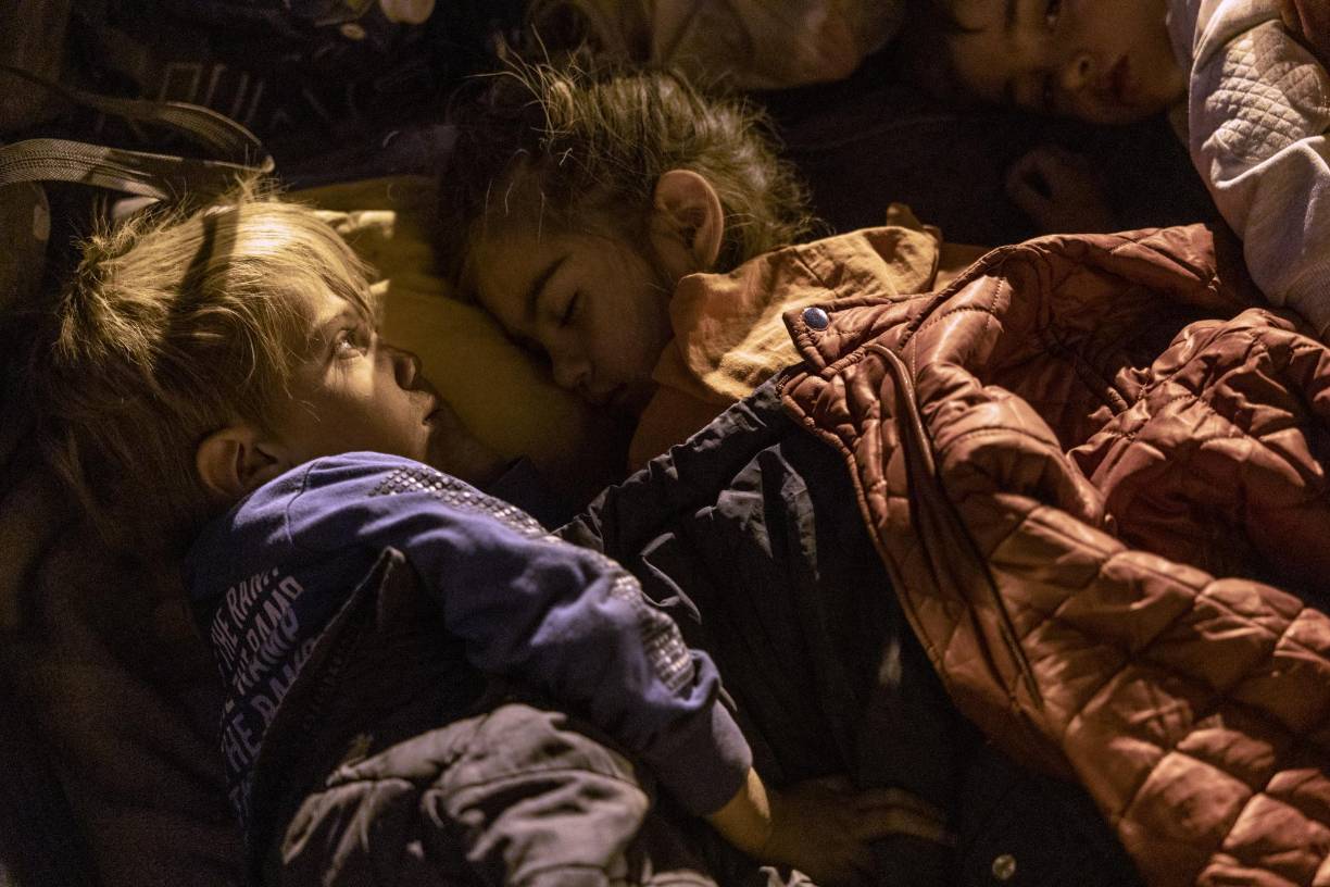 El alcalde de la ciudad, Oscar Leeser, advirtió que sus oficiales se preparan para la llegada de muchos más el viernes, tras una reciente visita a la localidad mexicana vecina de Ciudad Juárez. 