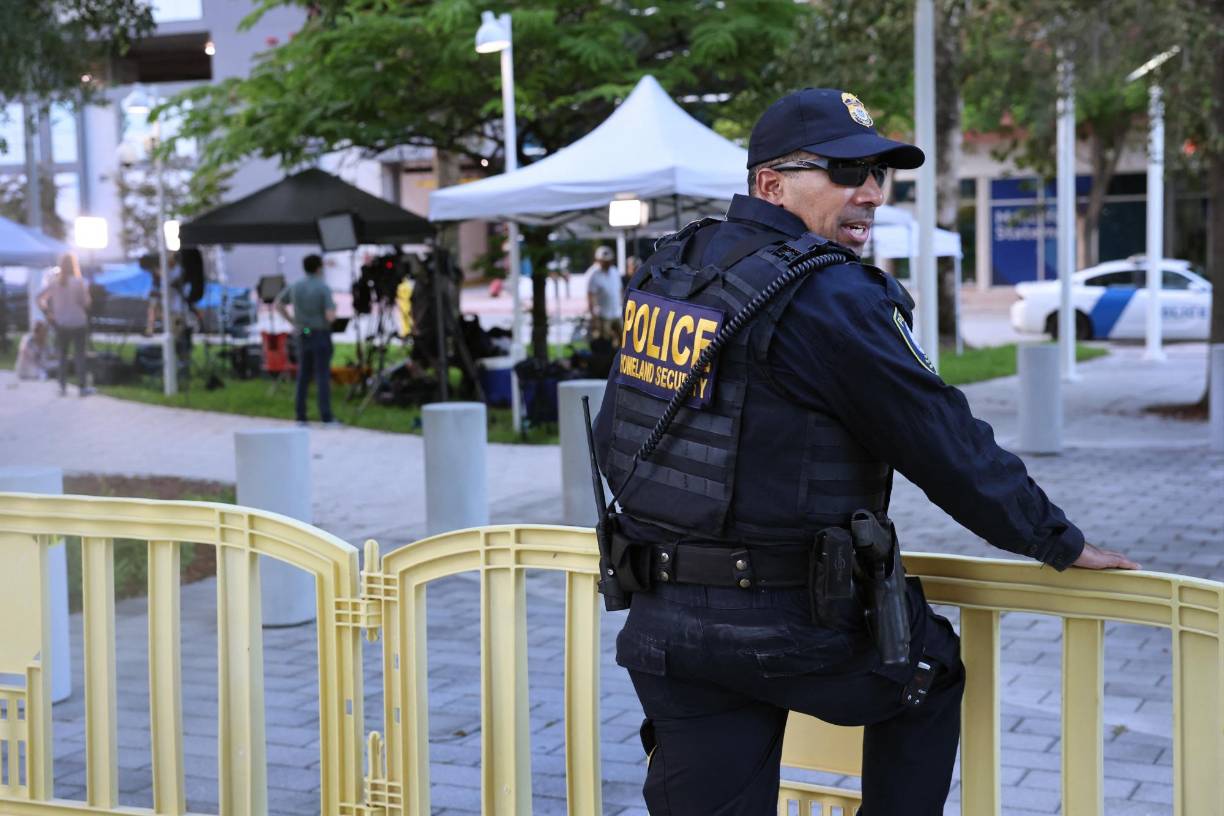 En Miami las autoridades han reforzado la seguridad tras llamamientos en las redes sociales a defender a <b>Trump</b>.