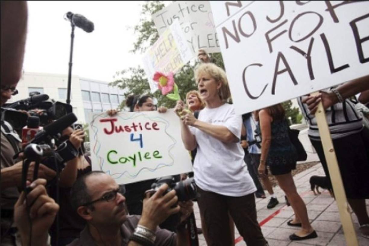 Luego que Casey fuera absuelta del asesinato de la pequeña, varias personas protestaron en contra del jurado que la dejó en libertad. Imagen EFE.