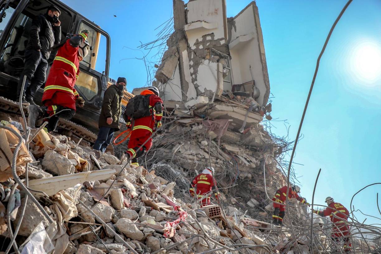 Un niño de 13 años también fue rescatado hoy con vida tras haber estado 182 horas atrapado entre los escombros de un edificio en la provincia de Hatay, que se derrumbó el lunes pasado debido a los dos grandes terremotos que devastaron el sureste de Turquía.