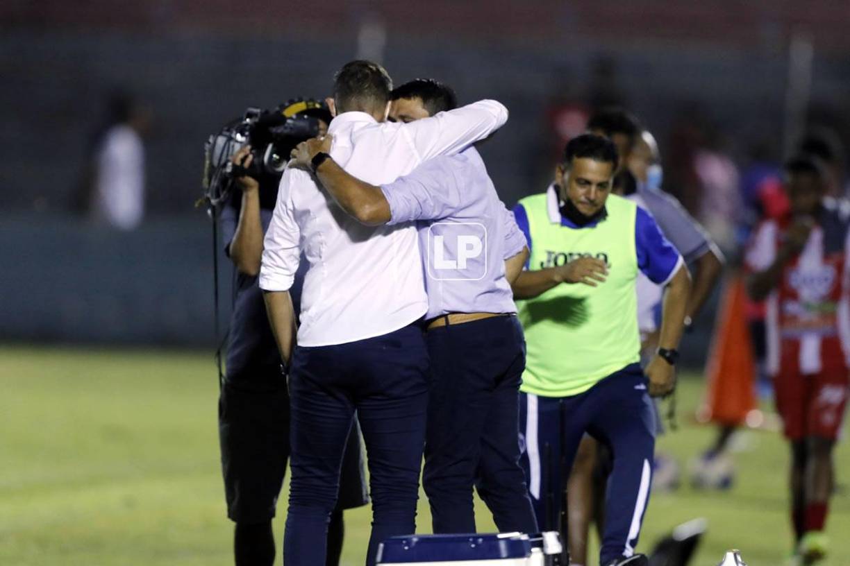 El cuerpo técnico del Motagua comandado por Hernán ‘La Tota‘ Médina celebrando el triunfo ante el Vida.