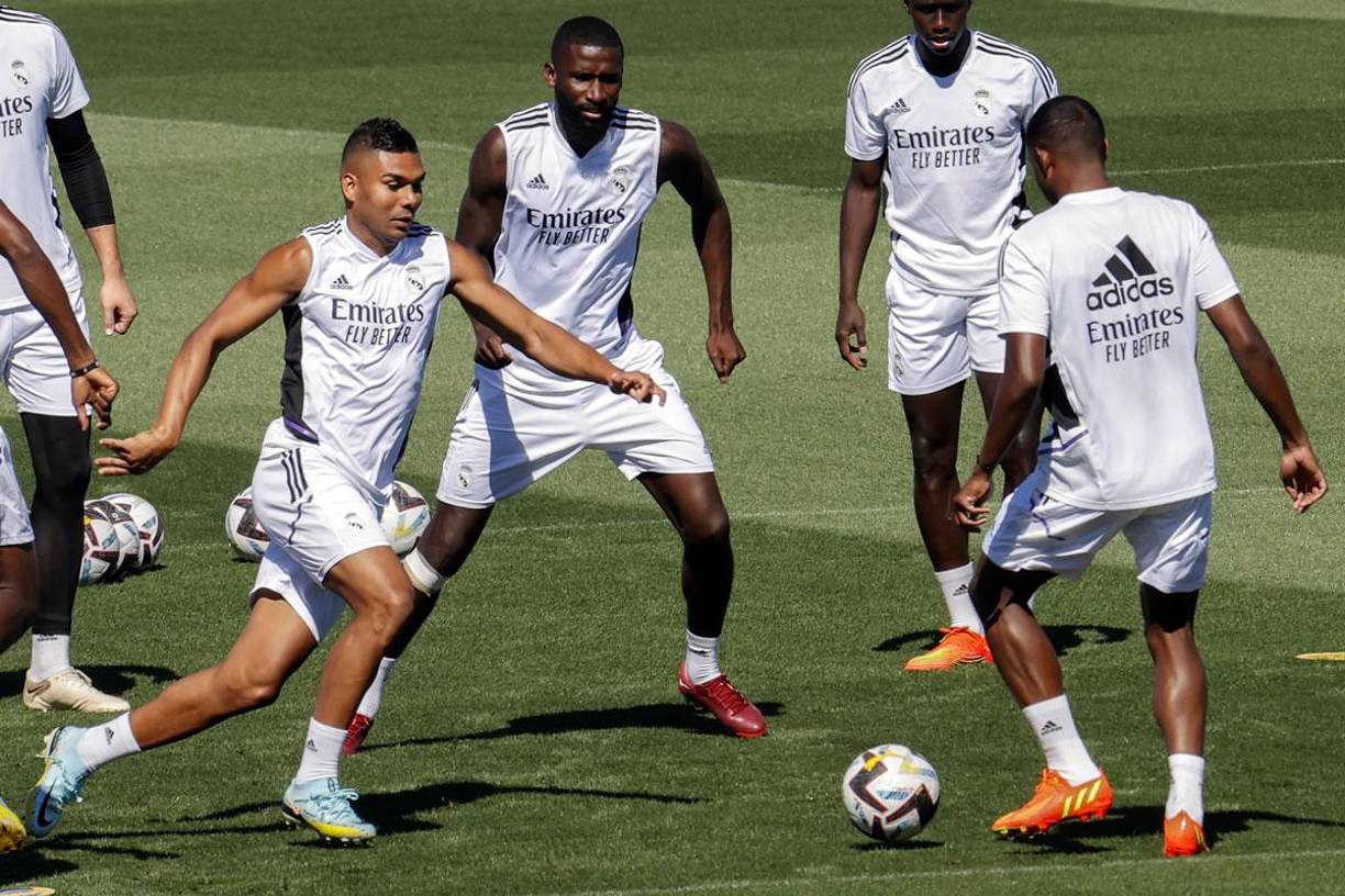 Casemiro se retiró cuando la sesión aumentó su intensidad y se pasó a trabajar temas tácticos o el partido en reducidas dimensiones.