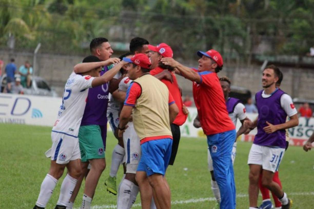 Jugadores y cuerpo técnico del Olimpia celebrando de manera eufórica el gol de la victoria que marcó Ever Alvarado ante Real Sociedad.