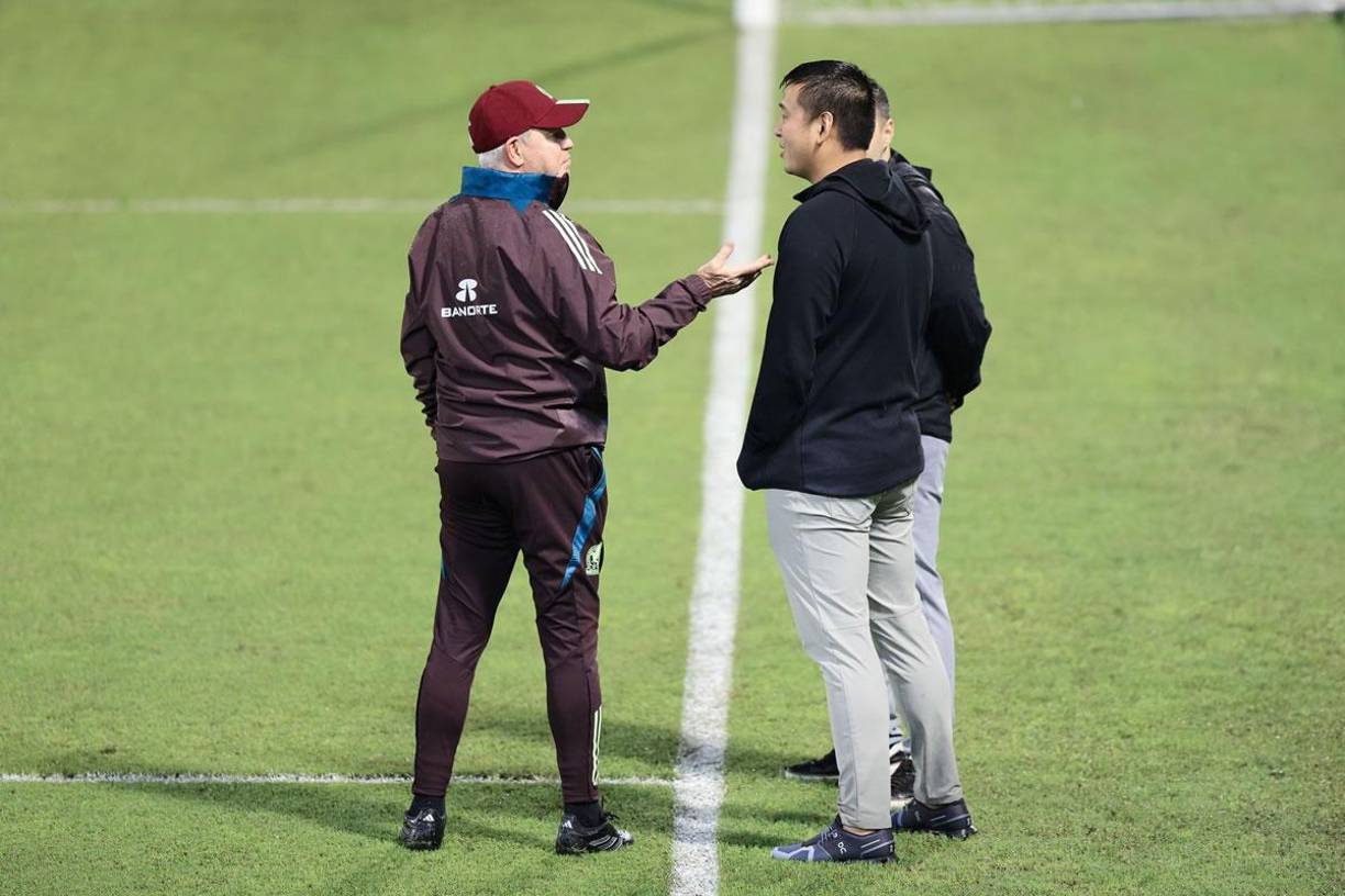 El ‘Vasco‘ Aguirre estuvo charlando un buen rato con comisarios de la Concacaf que llegaron al estadio Morazán durante el reconocimiento de cancha de la selección mexicana.