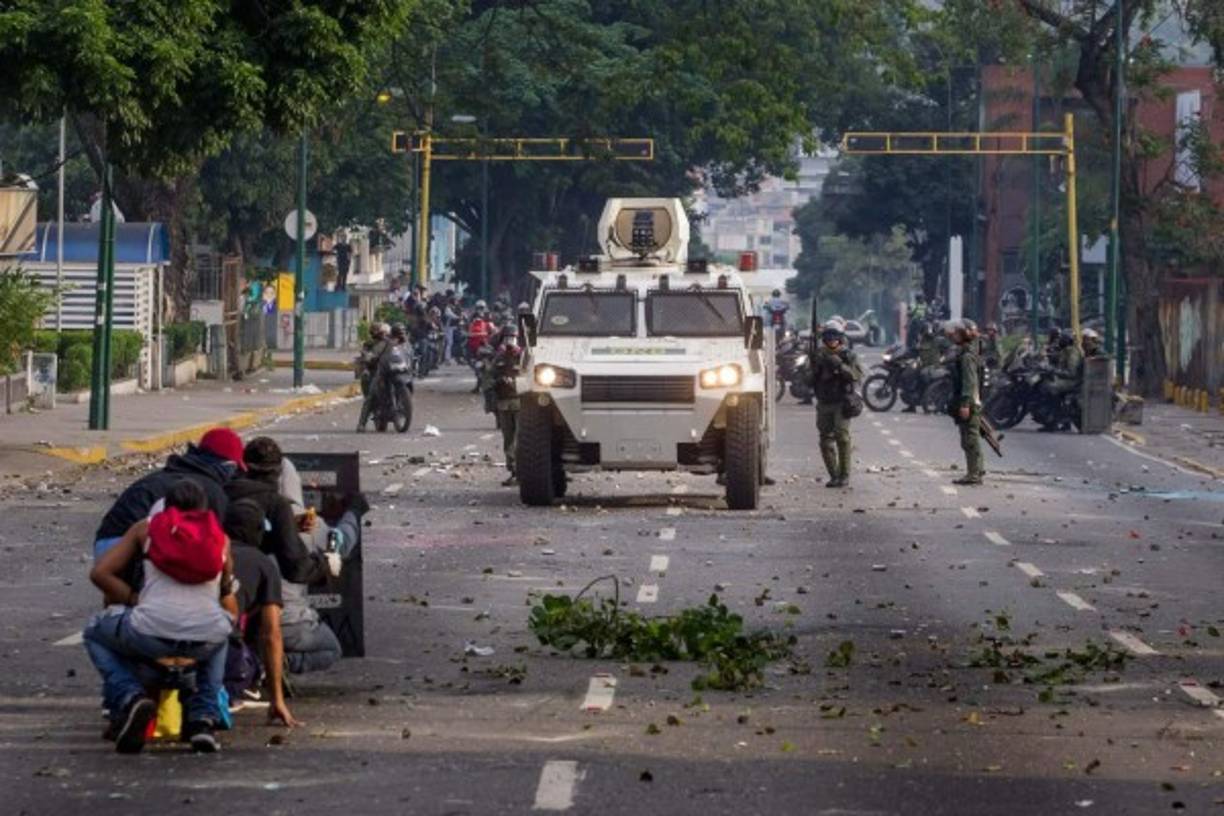 Agentes antimotines venezolanos lanzaron este jueves bombas lacrimógenas para dispersar concentraciones de opositores en Caracas, impidiéndoles confluir en una marcha convocada contra el presidente Nicolás Maduro.