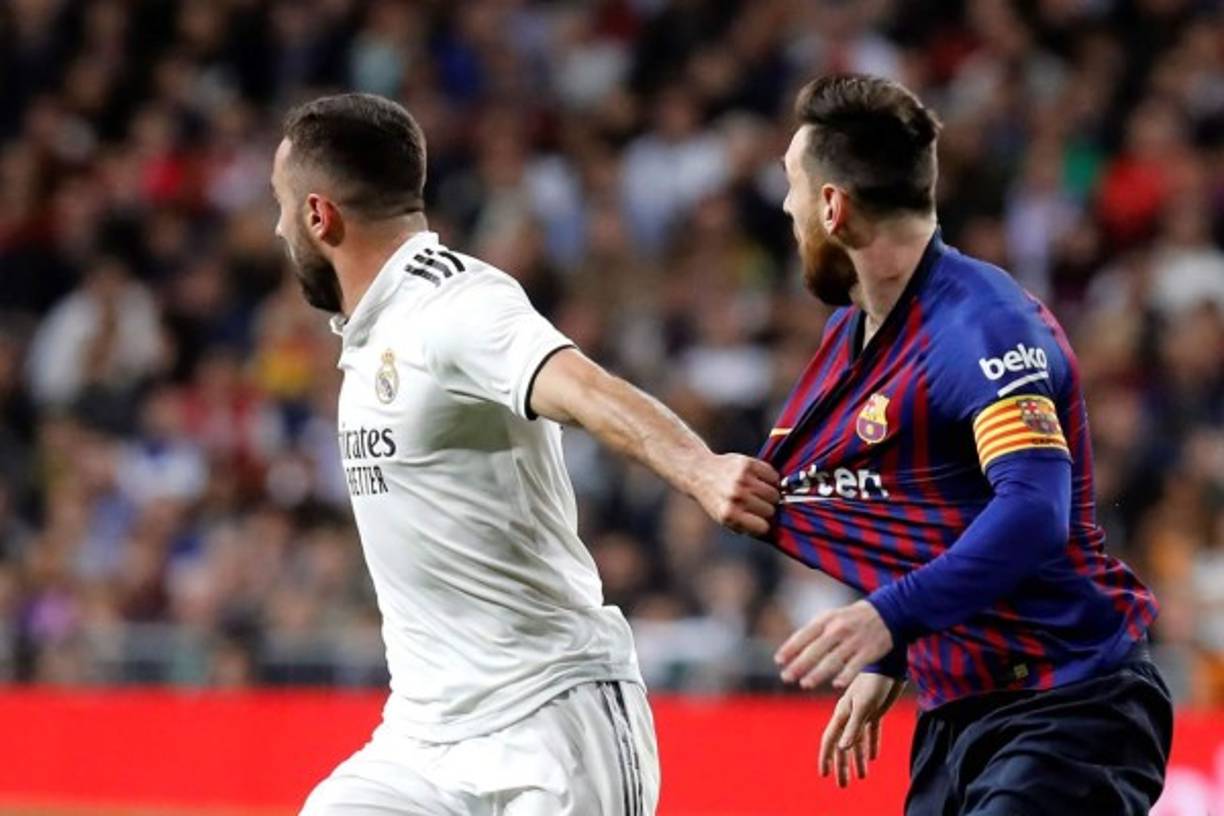 Dani Carvajal sujeta de la camiseta de Lionel Messi. Foto EFE