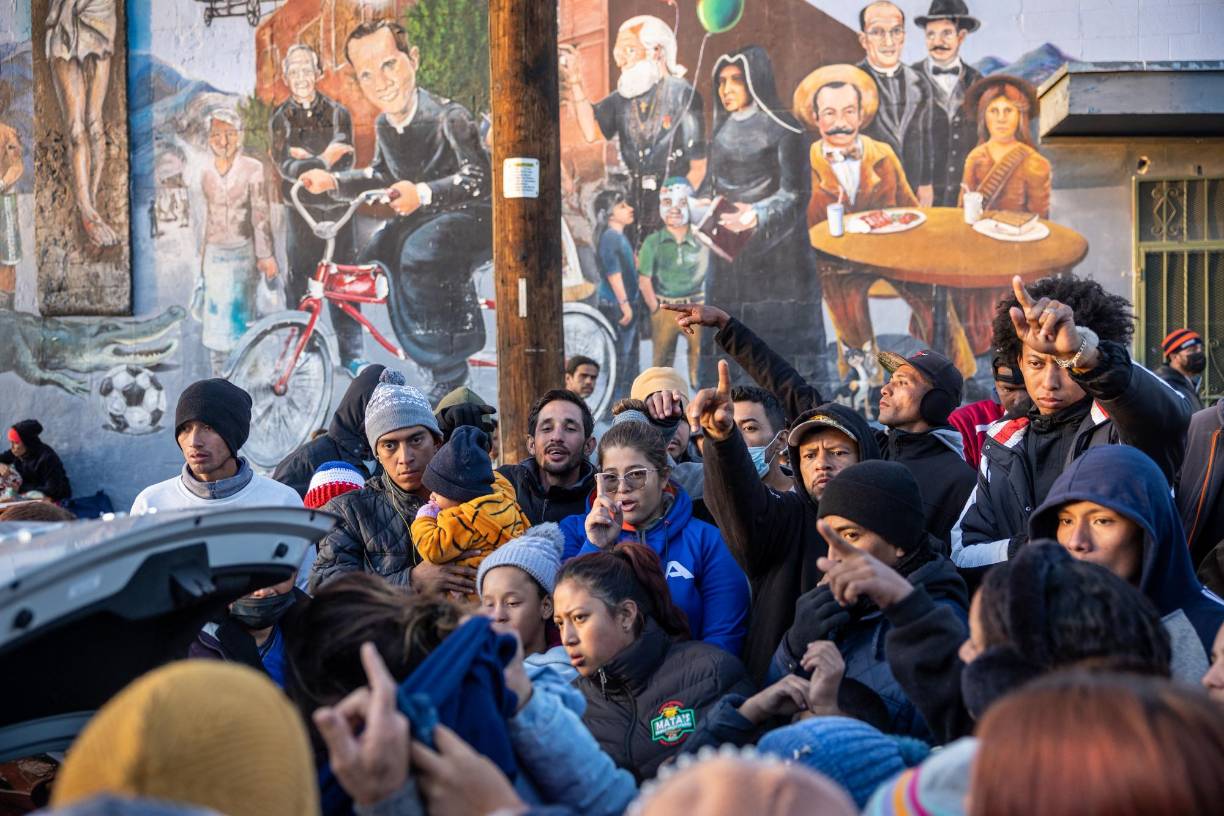Se espera que el fin de esta regla, que prohibió la mayor parte de las solicitudes de asilo en la frontera, conlleve un aumento en la cantidad de personas que llegan al sur de EEUU con la esperanza de buscar refugio en el país.
