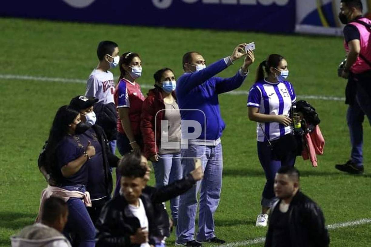 Los aficionados se tomaron fotos en el campo.