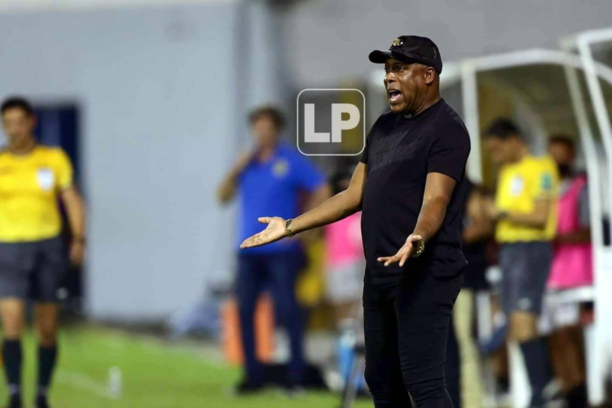 El entrenador tico Hernán Medford se mostró muy molesto y frustrado en la derrota del Herediano ante Real España.