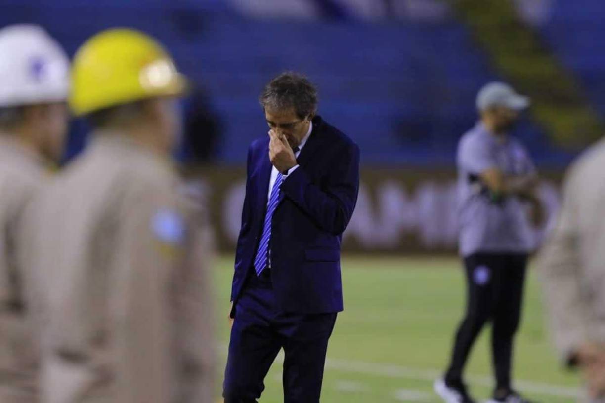 Guillermo Almada, entrenador del Pachuca, estaba desesperado en el partido contra el Motagua.