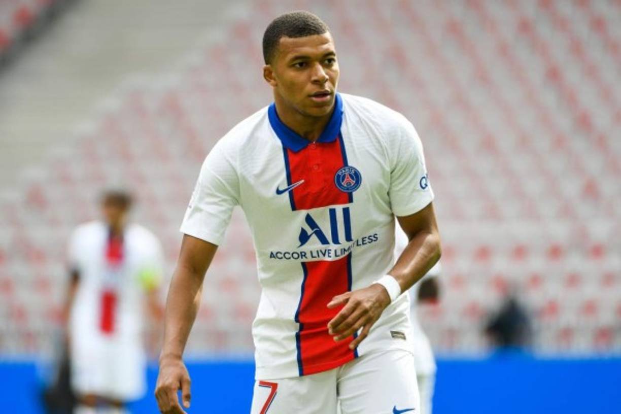 Según informa L'Équipe, Kylian Mbappé aun no ha tomado una decisión acerca de su futuro pero únicamente tiene tres opciones en mente: El Real Madrid, el Liverpool o quedarse en el PSG. La operación se cerrará sí o sí el próximo verano ya que su contrato acaba al final de 2022. El favorito para hacerse con el fichaje del crack francés es el equipo blanco, del cual es aficionado confeso Mbappé.