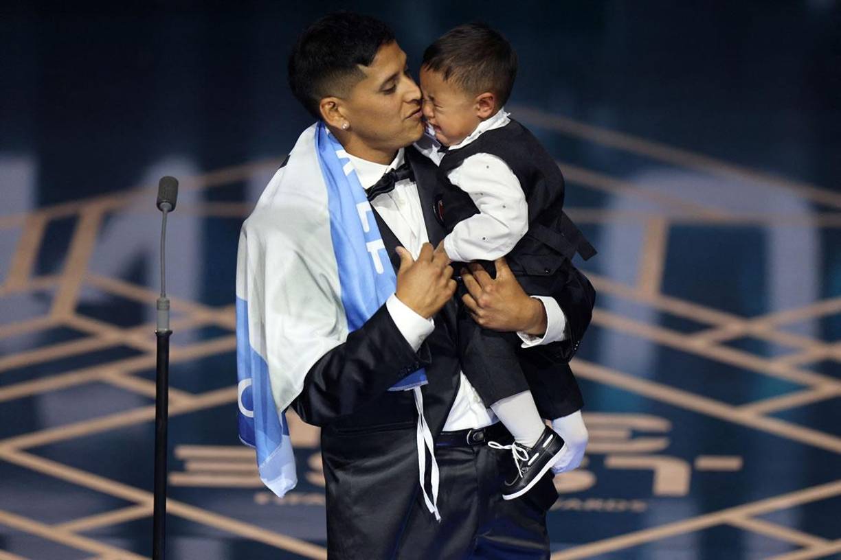 El argentino Hugo Daniel Iñiguez, hincha del equipo Colón de Santa Fe, ganó el premio al mejor aficionado del año. Su imagen dando el biberón a su hijo en plena grada ha cautivado a los seguidores en todo el mundo. Y al escenario subió con el pequeño en sus brazos.