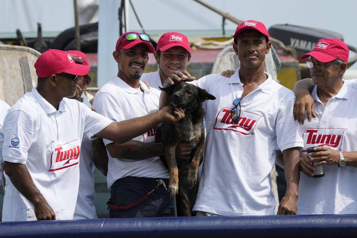  Al momento de ser rescatado por la embarcación de Grupomar, ambos se encontraban aún abordo de su nave marítima “Aloha Toa”, donde se alimentaban de pescado crudo y agua de lluvia.