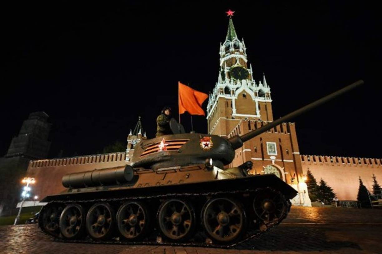Los tanques T-34, utilizados por Rusia en la Segunda Guerra Mundial, son toda una joya armamentística que el Ejército del Kremlin presume con orgullo.<br/><br/><br/>Russia celebrates the 73rd anniversary of the 1945 victory over Nazi Germany on May 9. / AFP PHOTO / Kirill KUDRYAVTSEV