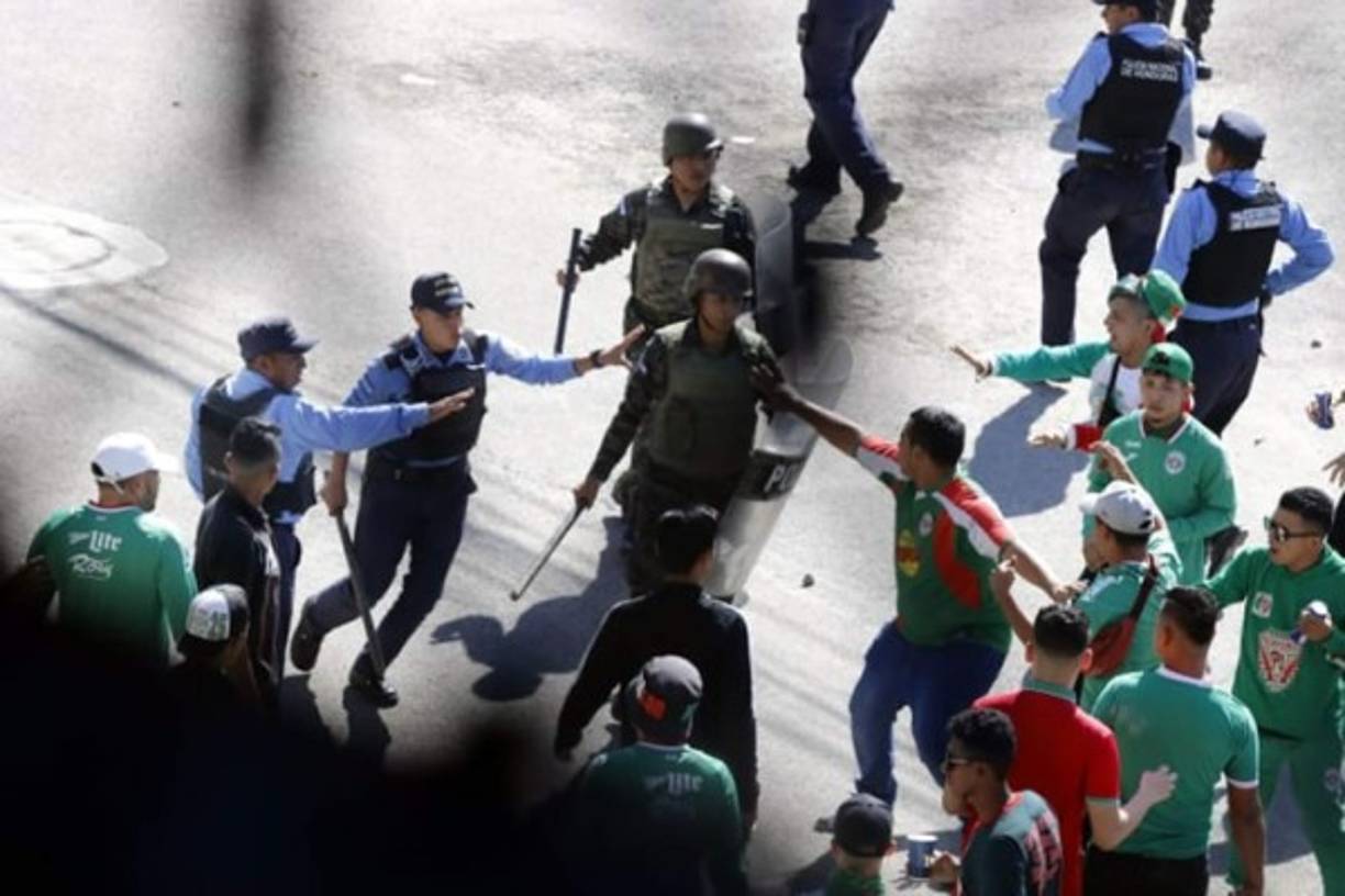 A punta de gas lacrimógeno, la Policía Nacional calmó los ánimos enardecidos entre la barra de Marathon y el grupo de aficionados olimpistas.