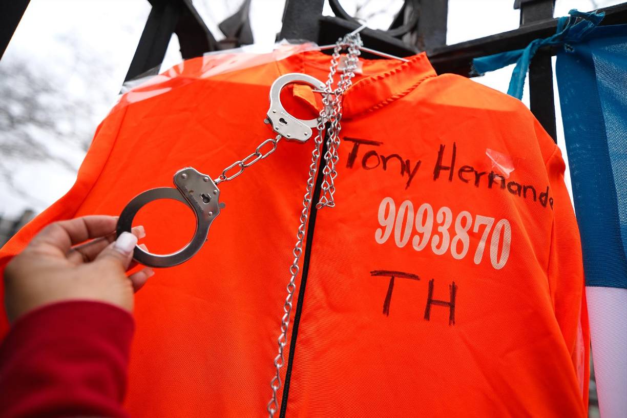 Algunos de ellos expusieron trajes presidiarios simbolizando las condenas contra “Tony” Hernández, hermano del expresidente Juan Orlando Hernández. 