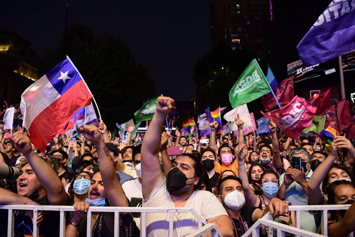 Bregado en las luchas estudiantiles de hace una década y diputado desde 2014, Boric busca acabar con el modelo neoliberal instalado durante la dictadura y está muy ligado a las revueltas sociales de finales de 2019 a favor de mejores servicios básicos. Santiago es su gran bastión y los jóvenes sus principales simpatizantes.