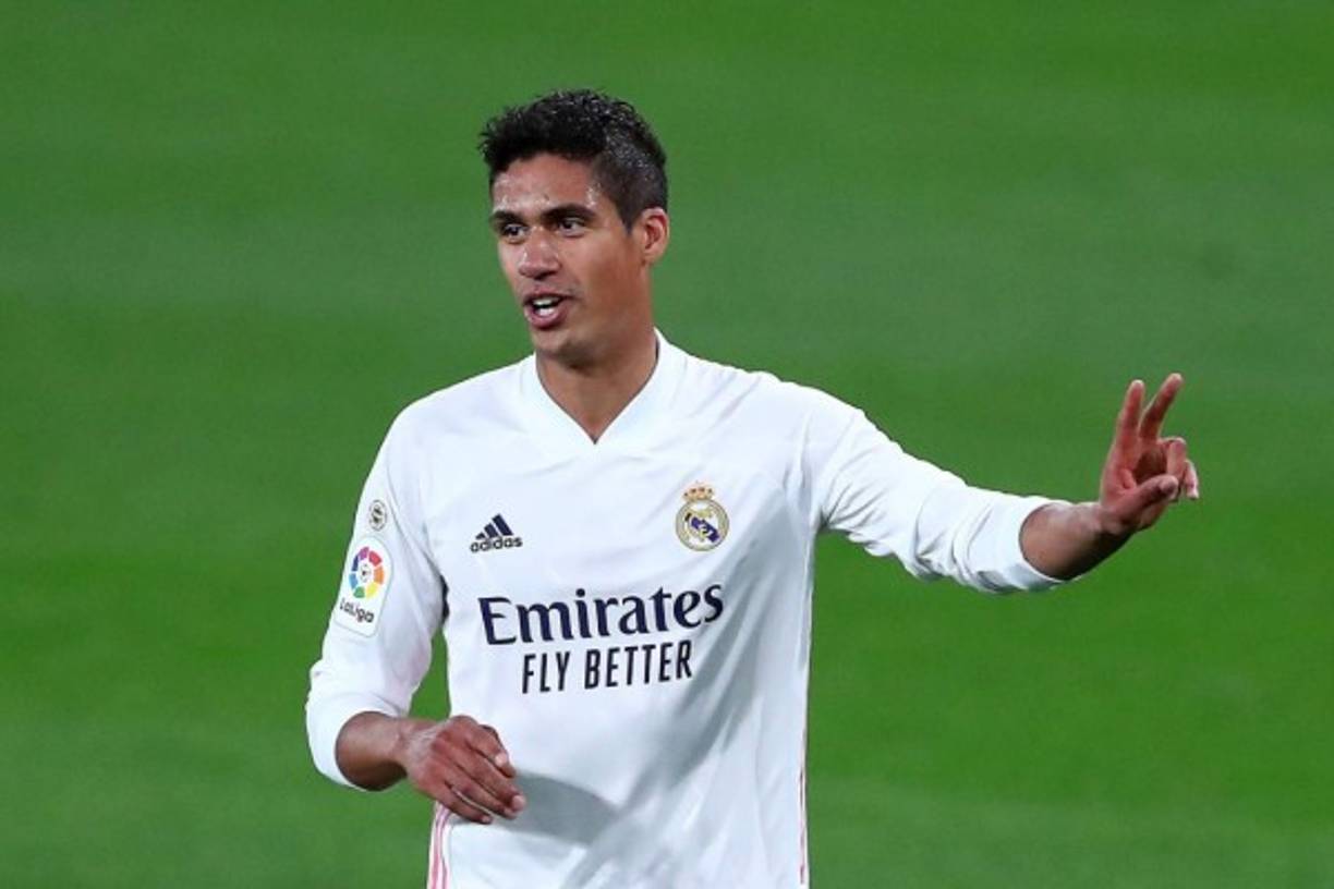 En Inglaterra aseguran que el Real Madrid aceptaría cerca de 50 millones de euros para dejar salir a Raphael Varane, que está en el punto de mira del Manchester United. El club de los 'Reds Devils' a día de hoy es el principal favorito para hacerse con sus servicios sin descartar la entrada de otros candidatos como Chelsea o Paris Saint Germain, que también estarían buscando reforzar sus respectivas parcelas defensivas con el jugador francés.<br/><br/>Según 'The Athletic', el Manchester City se habría interesado por el internacional francés de 28 años, que tiene contrato con el Real Madrid hasta la temporada que viene, pero el deseo del jugador es buscar un nuevo reto.<br/><br/>Foto - AFP