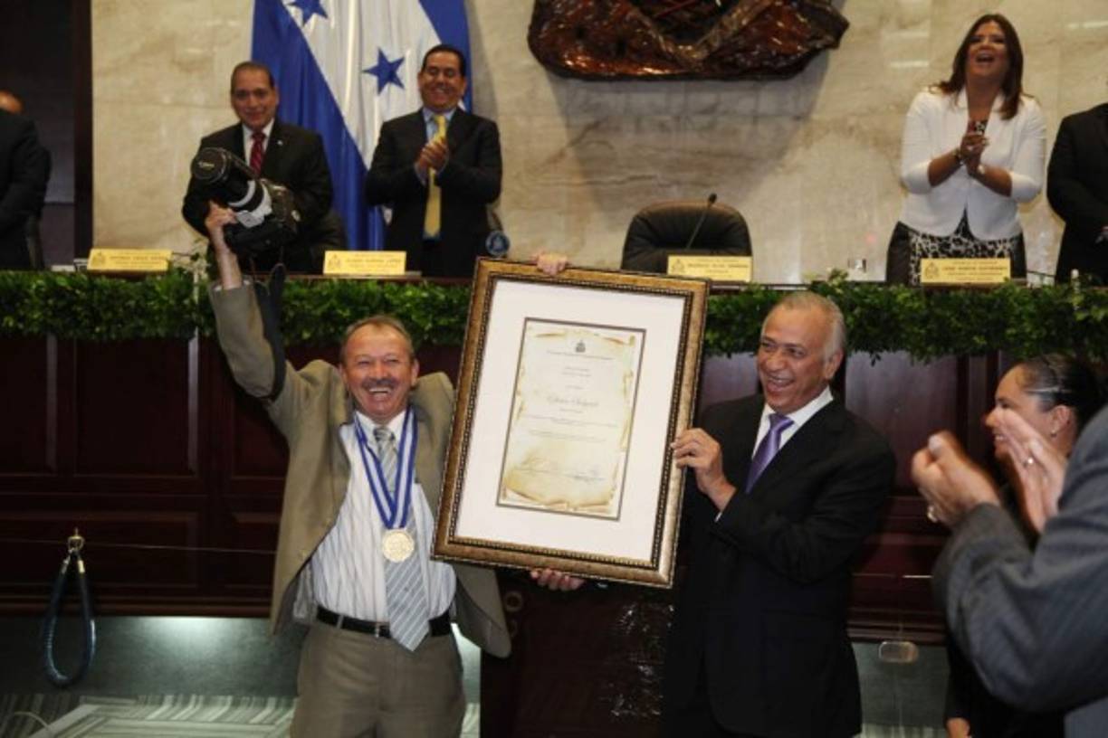 Efraín Delgado, de diario El Heraldo, fue galardonado con el premio a Fotógrafo del Año y celebró al recibir el reconocimiento.
