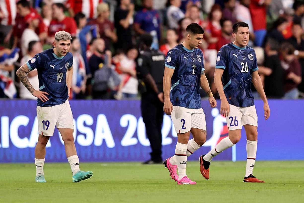 Los jugadores de Paraguay, cabizbajos tras una nueva derrota. Perdieron los tres partidos y uno sumaron puntos.