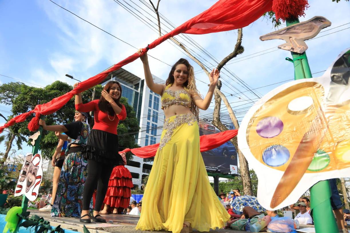 Feria Juniana 2023: Desfile de carrozas reúne a miles de familias